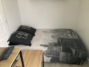 1 bedroom, iron/ironing board, WiFi, bed sheets - 3331515125151 (Évreux)