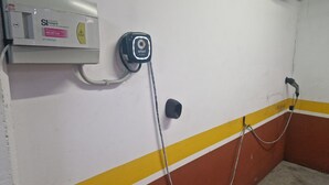 Uma caixa de serviços públicos com um telefone e um cabo ligados a uma tomada de parede.