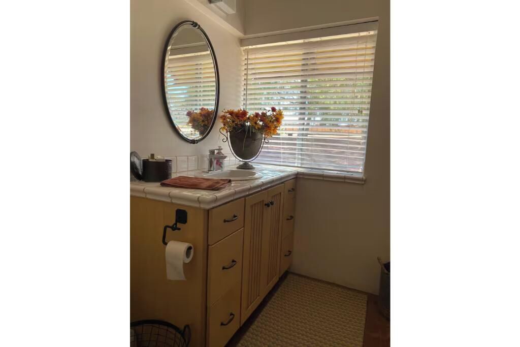 Dusj, hårføner, håndklær og såpe