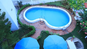 10 outdoor pools