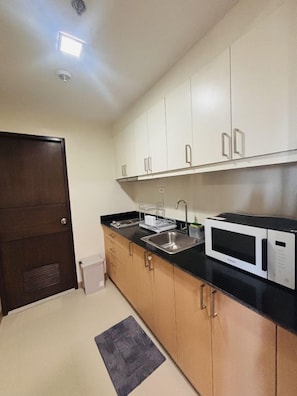 Refrigerador, microondas, placa de cocina, utensilios de cocina