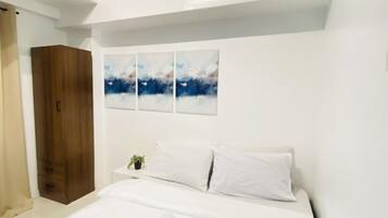 Tabla de planchar con plancha y ropa de cama