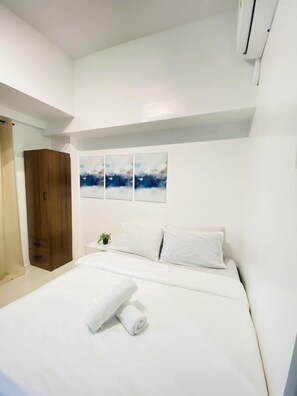 Iron/ironing board, bed sheets, wheelchair access