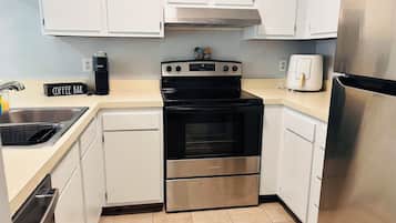 Mikrowelle, Ofen, Herdplatte, Geschirrspüler