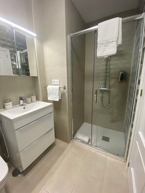 تجهيزات دش، مجففات شعر، مناشف، صابون