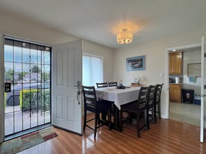 Dining - Simple 3B1B with Laundry, Parking and Yard - 3604 (Castro Valley)