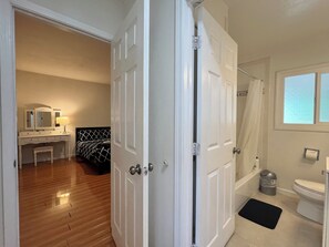 2 chambres, fer et planche à repasser, Wi-Fi gratuit, draps fournis