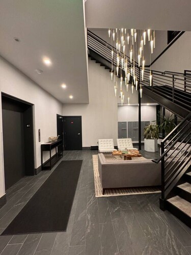 Loft 207- Modern Condo with Rooftop Terrace Access