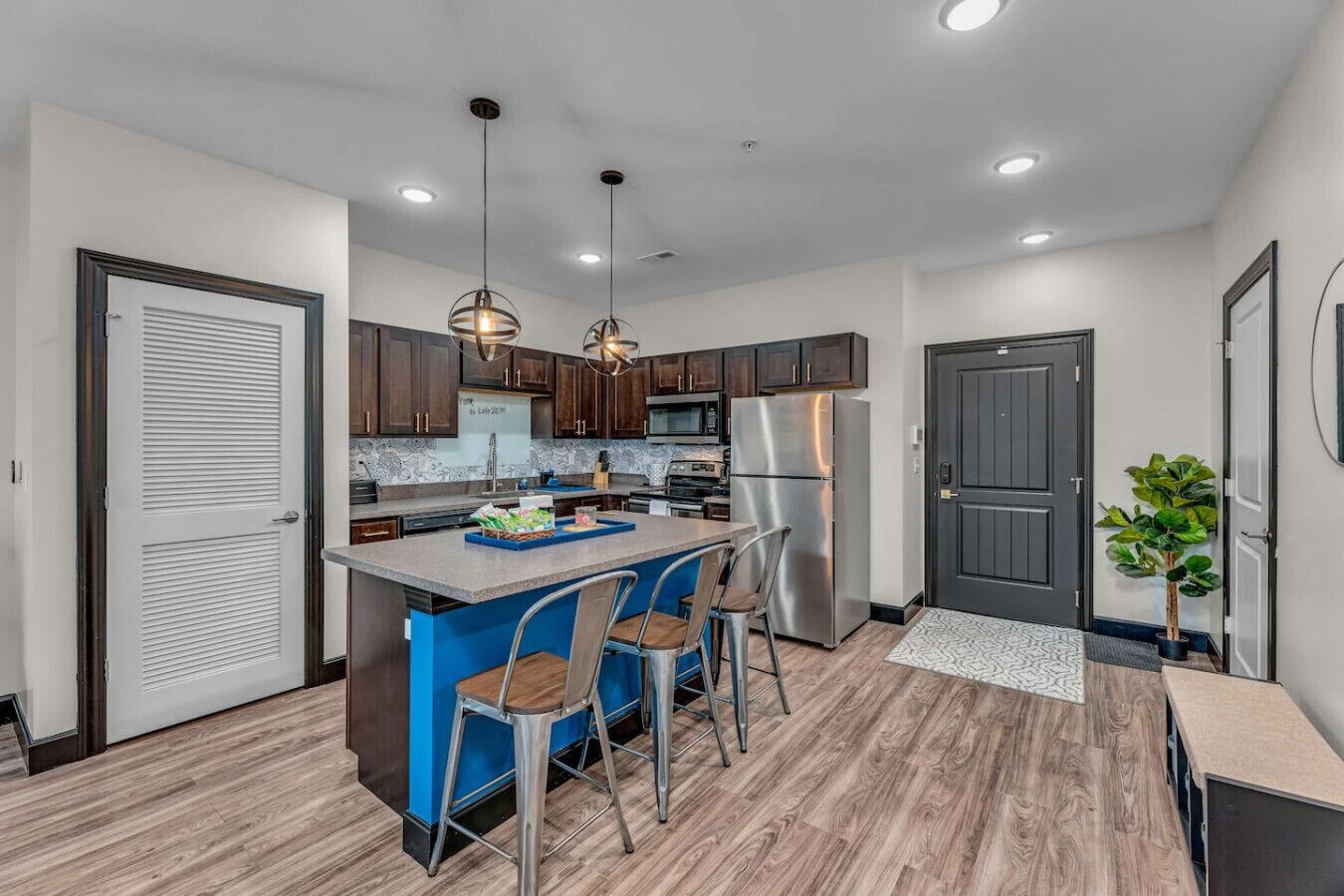 冰箱、微波炉、烤箱、炉灶