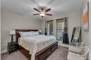 1 chambre, bureau, fer et planche à repasser, lit de bébé portatif