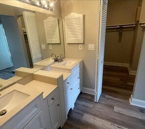 吹风机、毛巾、肥皂、卫生纸