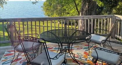 Tranquility Lake House: beautiful location on the water with lake access