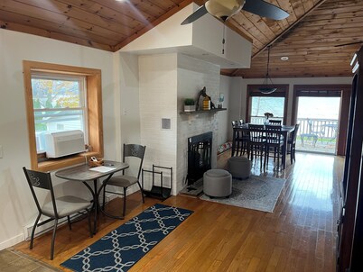 Tranquility Lake House: beautiful location on the water with lake access