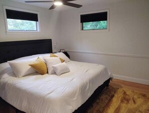 4 bedrooms, iron/ironing board, Internet, bed sheets