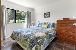 2 bedrooms, iron/ironing board, bed sheets
