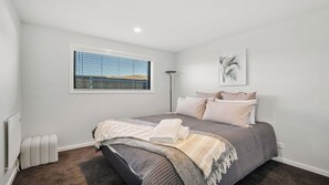 3 habitaciones, tabla de planchar con plancha, wifi y ropa de cama 