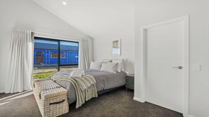 3 habitaciones, tabla de planchar con plancha, wifi y ropa de cama 
