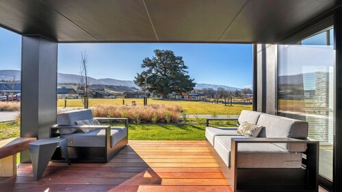 Harper on Hadley - Cromwell Holiday Home