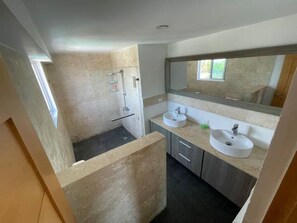 Shower, hair dryer, towels, soap - Lovely 2-bedroom apartment in Santo Domingo (Santo Domingo)