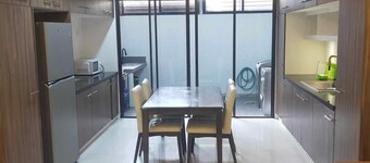 3 BR, 3.5 BA Townhouse. Fully furnished w/ parking