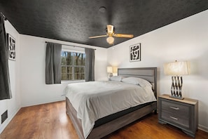 5 bedrooms, iron/ironing board, WiFi, bed sheets