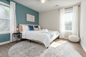 3 bedrooms, desk, free WiFi, bed sheets - The Coastal Experience w/ King Beds, Garage & More! 10 mins to Wrightsville (Wilmington)