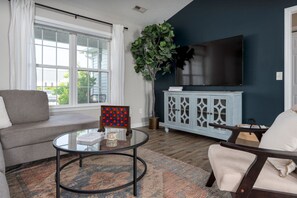 Smart TV, fireplace, ping pong, books - The Coastal Experience w/ King Beds, Garage & More! 10 mins to Wrightsville (Wilmington)