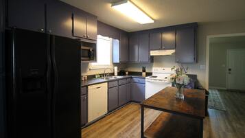 ثلاجة، ميكروويف، فرن، موقد طهي مسطح