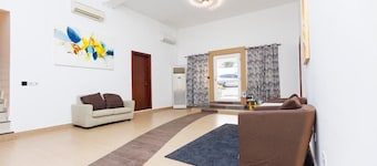 Spacious 6-bedroom Beach house with pool at unique location