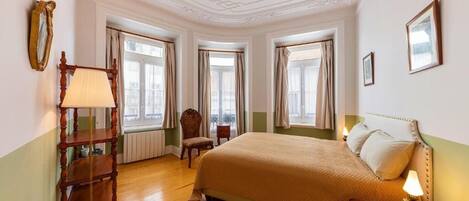 Deluxe Double Room 1st Floor | Öryggishólf í herbergi, myrkratjöld/-gardínur