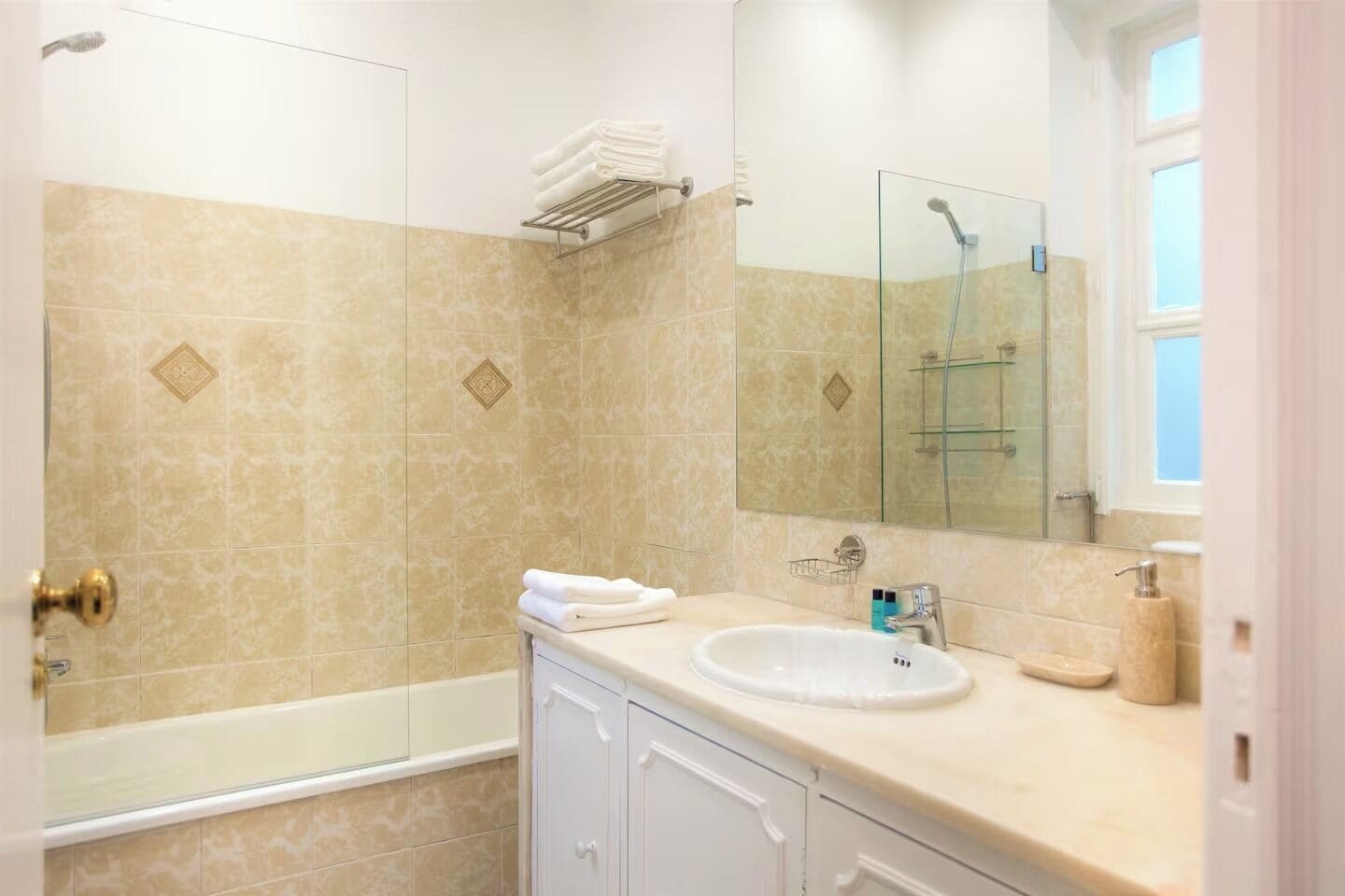 Apartment with Terrace and River View in Alfama | Bathroom