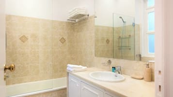 Apartment with Terrace and River View in Alfama | Bathroom