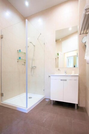 Double Room 2nd Floor | Bagno | Asciugacapelli, asciugamani, sapone, shampoo