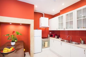Apartment with Stunning View in Alfama | Private kitchen - Contador Mor Rooms and Apartments (Lisbon)
