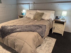 3 عدّة غرف نوم وخدمة الإنترنت وملاءات أسرّة