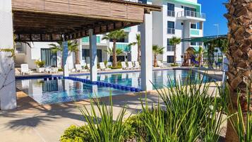 Hồ bơi ngoài trời