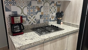 Refrigerador con freezer, microondas, placa de cocina, cafetera/tetera