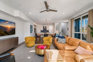 Smart TV, fireplace, books - Madmen Loft w/ Uptown Rooftop Views (Charlotte)