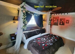 3 bedrooms, in-room safe, desk, iron/ironing board - Two Kings Chicago
A unique royal environment, kingly comfort! (Villa Park)