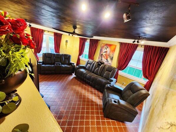 Interior - Two Kings Chicago
A unique royal environment, kingly comfort! (Villa Park)