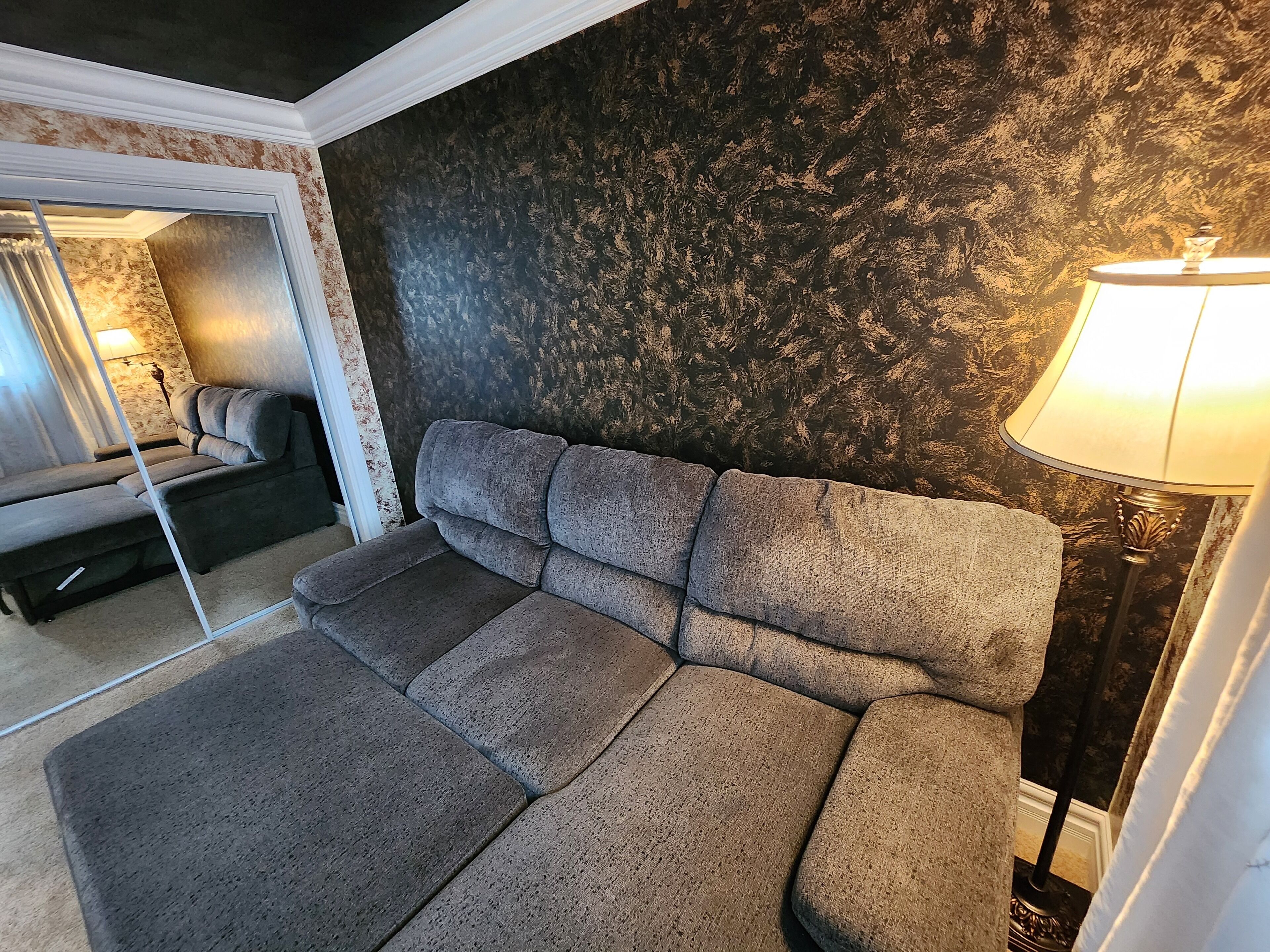 Älytelevisio, takka, stereot, tietokoneen näyttö