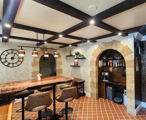 Dining - Two Kings Chicago
A unique royal environment, kingly comfort! (Villa Park)