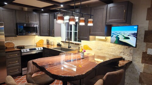 Two Kings Chicago
A unique royal environment, kingly comfort!