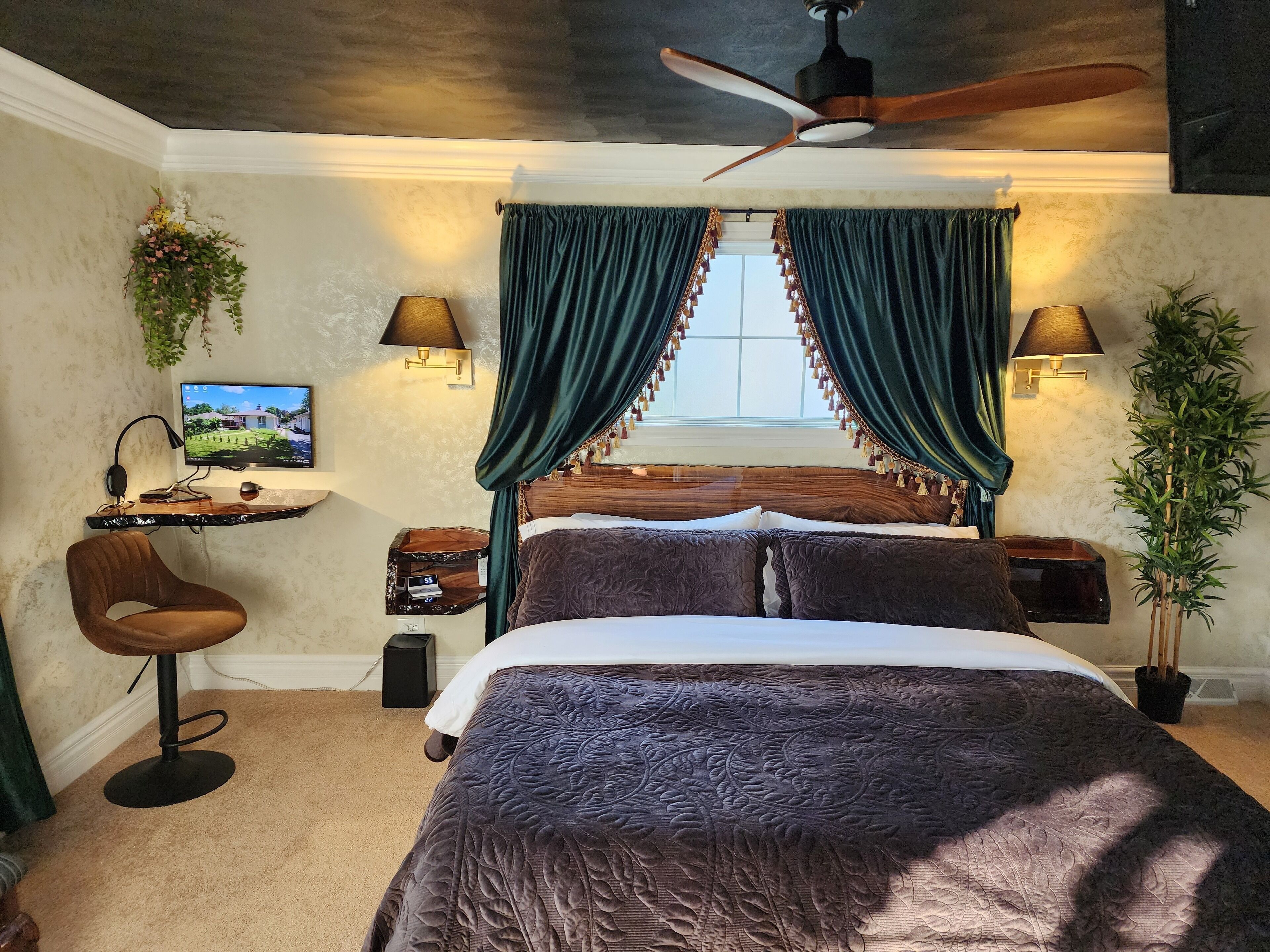 3 soveværelser, pengeskab på værelset, skrivebord, strygejern/strygebræt