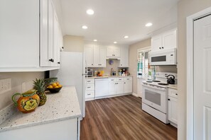 Fridge, microwave, oven, stovetop - Yellow Door Downtown Carrboro (Carrboro)