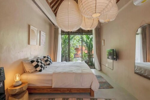 Canggu Tiny Tropical House - close to beach, with AC, kitchen & garden.