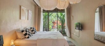 Canggu Tiny Tropical House - close to beach, with AC, kitchen & garden.