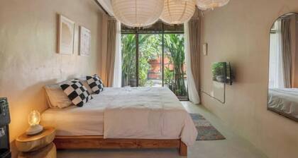 Canggu Tiny Tropical House - close to beach, with AC, kitchen & garden.