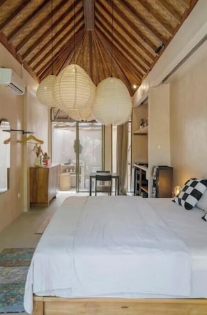 1 habitación, caja de seguridad en la habitación y escritorio