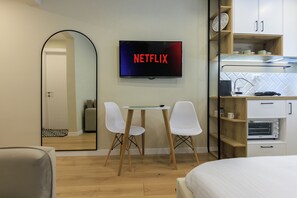 Deluxe Studio, Patio, City View | Egyptian cotton sheets, premium bedding, individually decorated - Syncron Rooftop City Centre Tirana (Tirana)